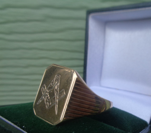 9ct gold masonic - ring, heavy